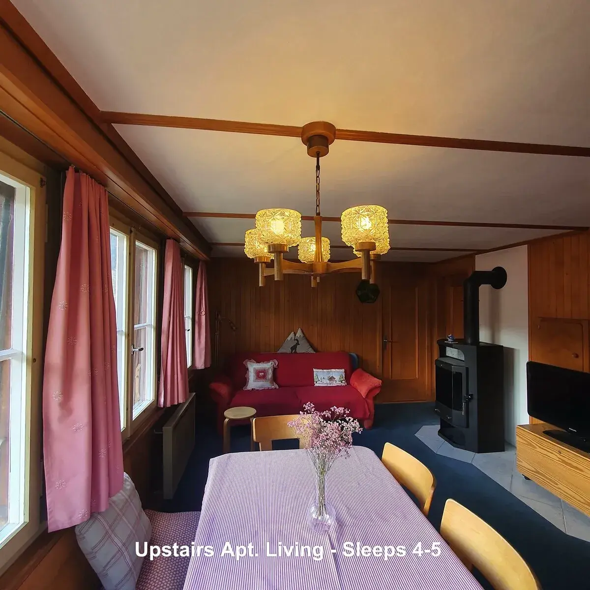 Gemütliches Wohnzimmer der Ferienwohnung Engelberg