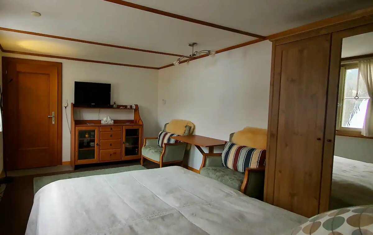 TV set with entertainment options